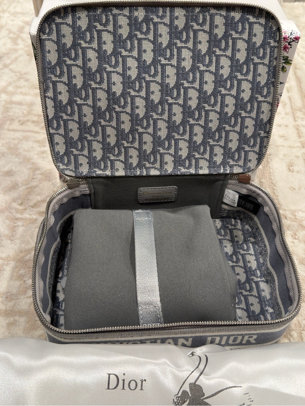 Christian Dior Makeup Bag Gray - Picture 2 of 3